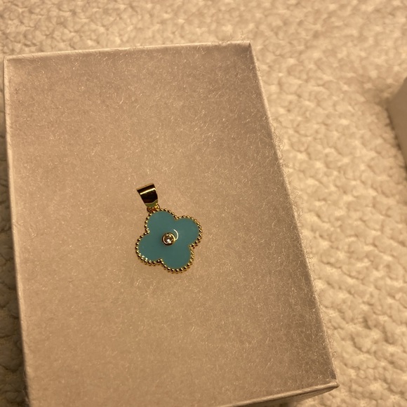 Charm New boutique - Picture 2 of 3